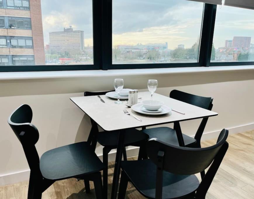 Modern One Bedroom Apartment Near Old Trafford Stadium Manchester Eksteriør bilde